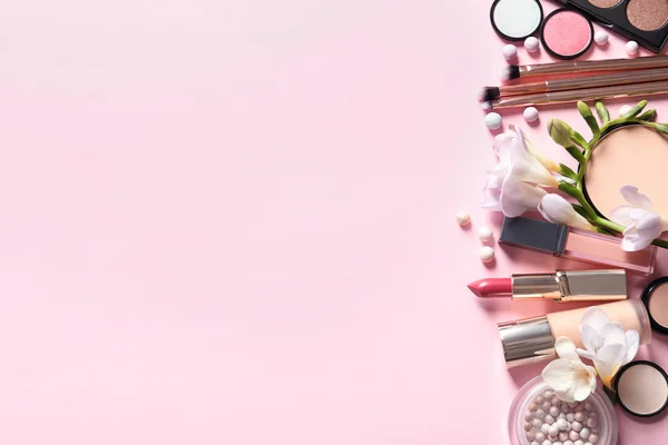 Verschillende make-up producten met bloemen op kleur achtergrond. Ruimte voor tekst — Stockfoto