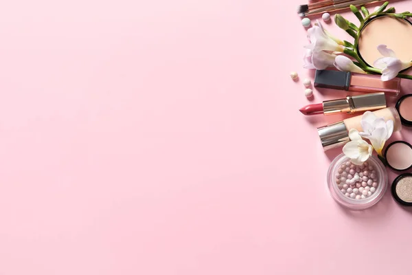 Verschiedene Make-up-Produkte mit Blumen auf farbigem Hintergrund. Raum für Text — Stockfoto