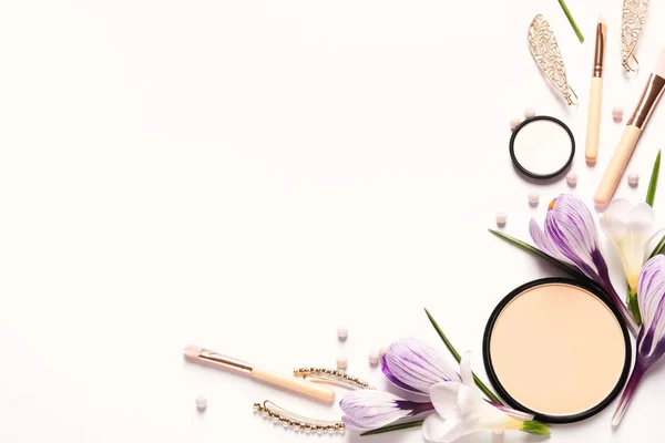 Olika Makeup-produkter och blommor på vit bakgrund, topp vy med plats för text — Stockfoto
