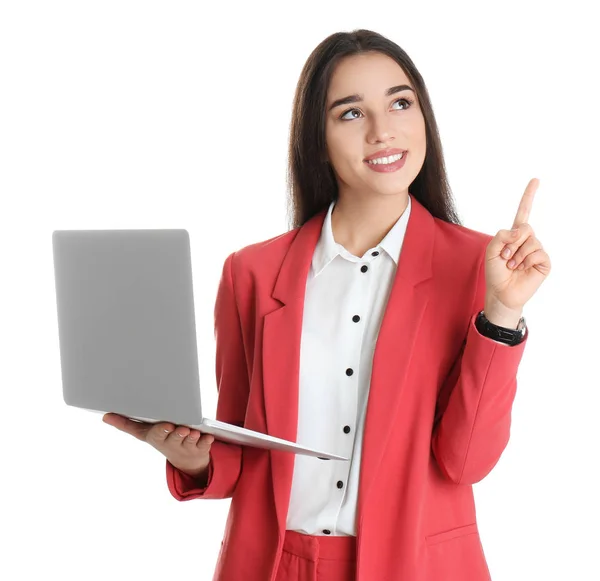 Retrato de mujer joven en ropa de oficina con portátil sobre fondo blanco — Foto de Stock