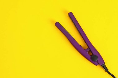 Renk arka plan üzerinde düzleştirme için modern saç demir, metin alanı ile üst görünüm