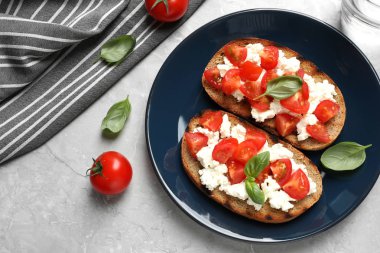 Gri masada lezzetli bruschettalar ile düz yatıyordu kompozisyon. Metin alanı
