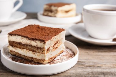 Kompozisyon masada tiramisu kek ve çay ile, closeup. Metin için alan