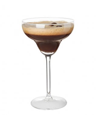 Beyaz arka planda bir bardak espresso martini. Alkol kokteyli