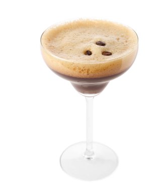 Beyaz arka planda kahve çekirdekleri ile espresso Martini bir bardak. Alkol kokteyli