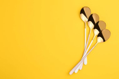 Düz renk arka planda metin için temiz yemek kaşığı ve boşluk ile kompozisyon yatıyordu