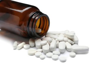 Beyaz arka planda vitamin hapları ile şişe