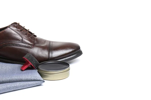 Stijlvolle accessoires voor heren schoenen en schoenverzorging op witte achtergrond, close-up — Stockfoto