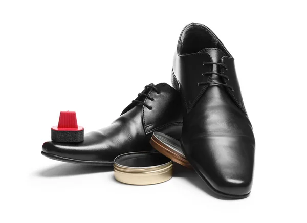 Стильная мужская обувь и аксессуары для ухода за обувью на белом фоне — стоковое фото