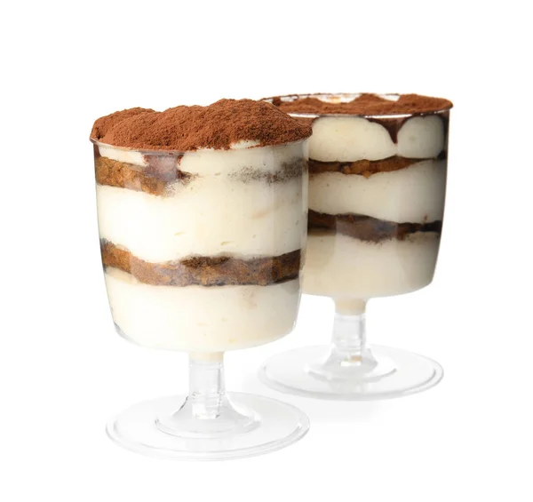 Deux verres de gâteau tiramisu isolés sur blanc — Photo