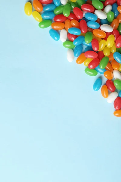 Composición plana con deliciosas gominolas sobre fondo de color. Espacio para texto — Foto de Stock