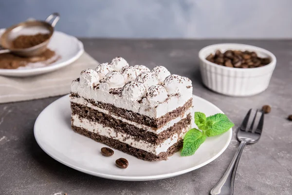 Prato de delicioso bolo tiramisu na mesa cinza — Fotografia de Stock