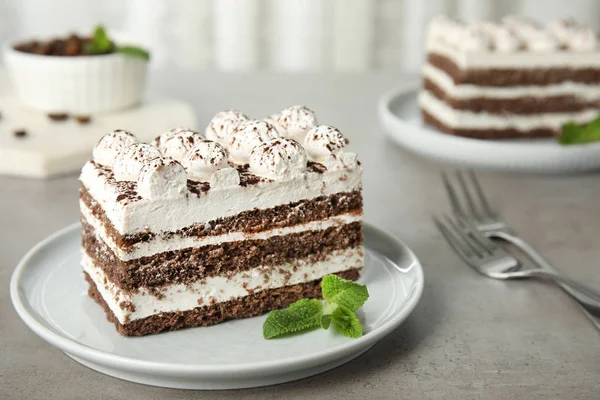 Prato de bolo tiramisu na mesa cinza, espaço para texto — Fotografia de Stock