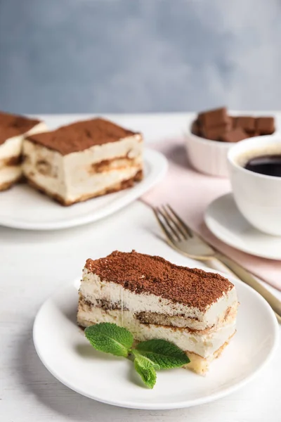 Bolos Tiramisu e bebida servida na mesa — Fotografia de Stock