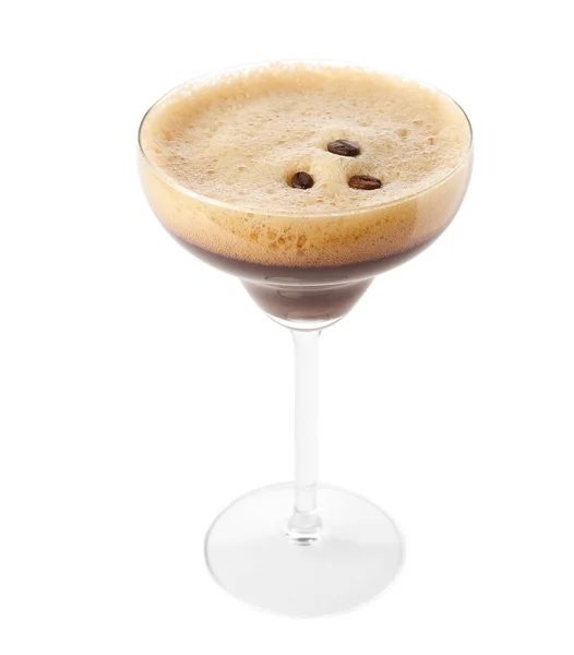 Vaso de Espresso Martini con granos de café sobre fondo blanco. Cóctel de alcohol — Foto de Stock