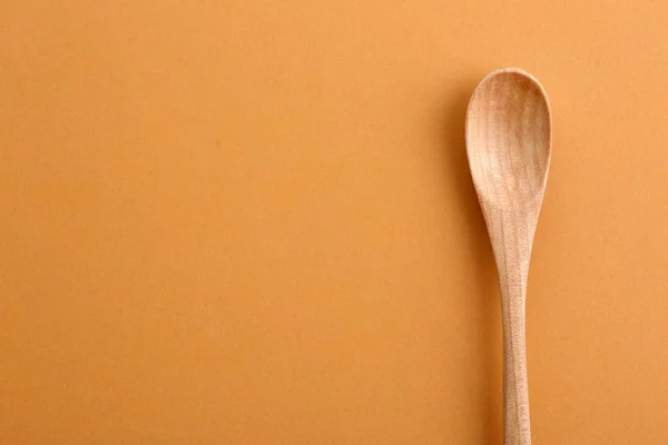 Cuchara de madera limpia y espacio para texto sobre fondo de color, vista superior — Foto de Stock