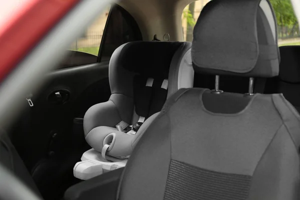 Barn säkerhetsplats på baksätet i bilen. Förebyggande av faror — Stockfoto