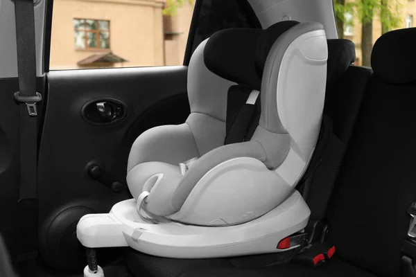 Assento de segurança infantil no banco de trás do carro. Prevenção dos perigos — Fotografia de Stock