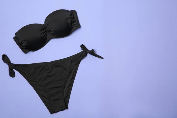 Bikini eleganți pe fundal de culoare, lay plat. Spațiu pentru text — Fotografie, imagine de stoc