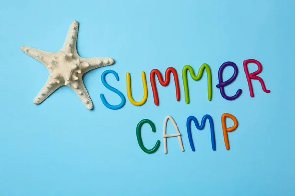 Text-Sommerlager aus Modelliermasse und Seesternen auf farbigem Hintergrund, flache Lage — Stockfoto