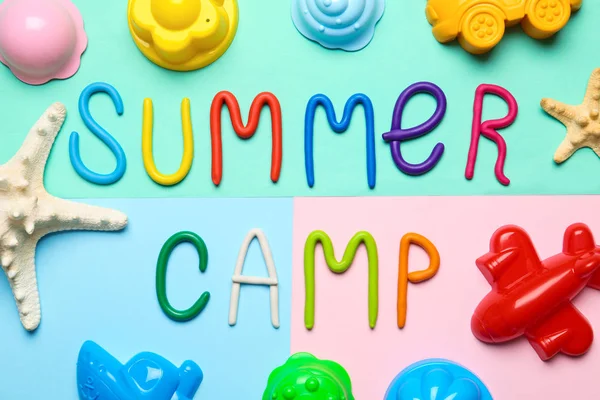 Flache Liegekomposition mit Text Sommerlager aus Modelliermasse auf farbigem Hintergrund — Stockfoto