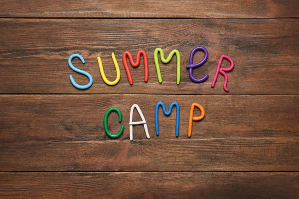 Текст SUMMER CAMP, зроблений з глини для моделювання на дерев'яному столі, плоский — стокове фото