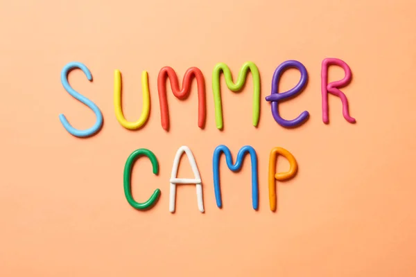 Tekst Summer Camp wykonany z gliny modelowej na kolorowym tle, płaski lay — Zdjęcie stockowe