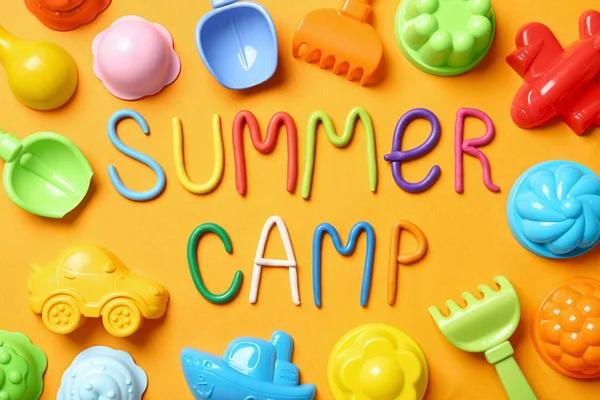 Text-Sommerlager aus Modelliermasse und verschiedenen Sandformen auf farbigem Hintergrund, flache Lage — Stockfoto