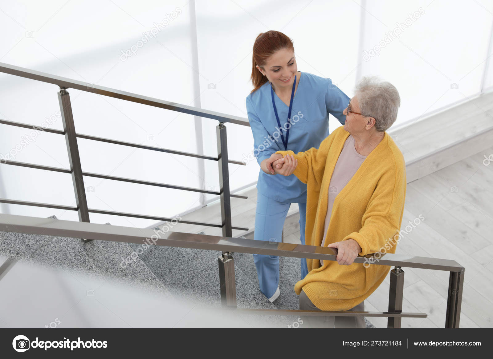 Одинокая темная палата кровать. Пациент после операции. Выписка пациента из больницы. Врач и довольный пациент. Выходить больной.