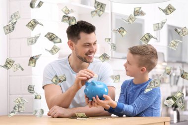 Evde domuzcuk bankaları ve parası olan aile