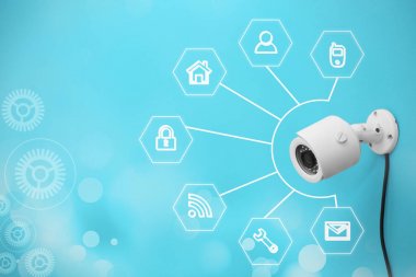 Modern güvenlik CCTV kamera ve renk arka plan üzerinde sanal simgeler