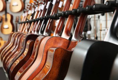 Müzik mağazasında farklı gitarlar Row, çekim