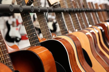 Müzik mağazasında farklı gitarlar Row, çekim