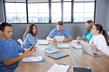 Üniversite gadgets ile akıllı tıp öğrencileri grubu