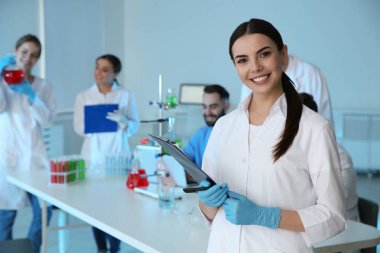 Modern bilimsel laboratuvarda Pano ile tıbbi öğrenci