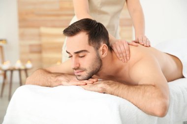 Spa salonunda masaj alan yakışıklı adam