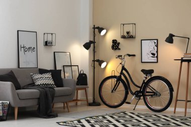Modern oturma odası iç rahat kanepe ve bisiklet ile