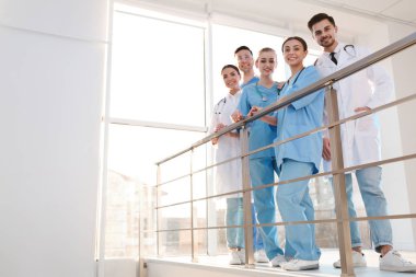 İçeride tıbbi doktorlar grubu. Birlik konsepti