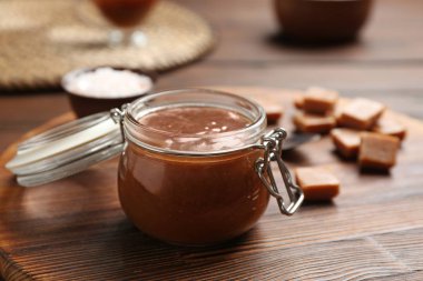 Kavanoz lezzetli karamel sos gemide, çekim