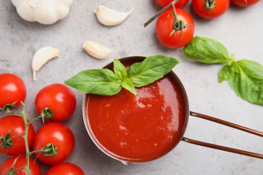 Gri masada domates sosu Pan ile düz yatıyordu kompozisyon