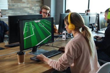 Kadın internet kafede video oyunu oynuyor