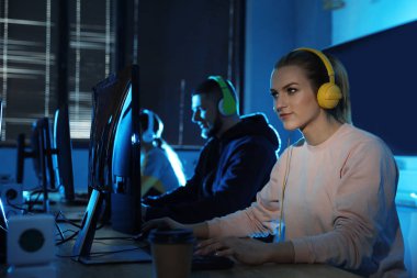 Kadın internet kafede video oyunu oynuyor