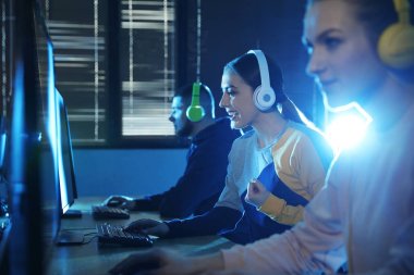 İnternet kafede video oyunları oynayan insanlar grubu