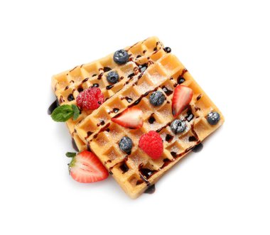 Beyaz arka planda çilek ve çikolata şurubu ile Yummy waffle, üst görünüm