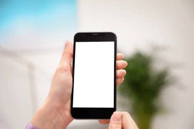 Kadın boş ekran kapalı, eller closeup ile Smartphone tutarak. Metin alanı