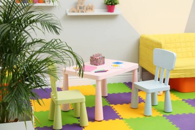 Masa, sandalye ve kanepe ile şık oyun odası iç