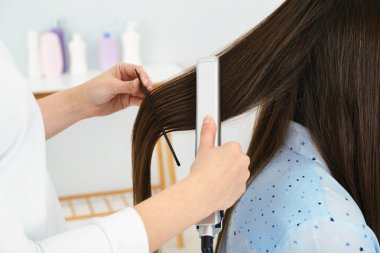Kuaför Salon, çekim tarzı müşterinin saç modern düz demir kullanarak
