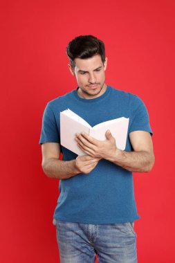 Renkli arka planda yakışıklı adam okuma kitabı