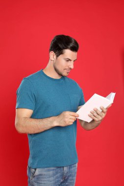 Renkli arka planda yakışıklı adam okuma kitabı