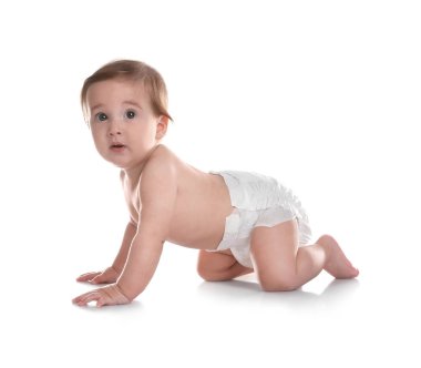 Beyaz arka plan üzerinde sürünerek şirin bebek